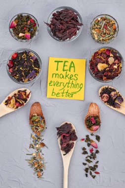 Çeşitli kuru çay ürün çeşitliliği.