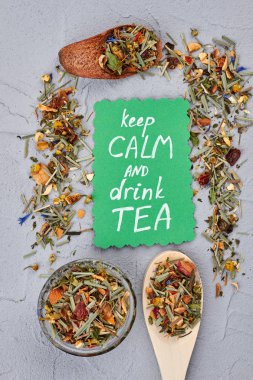 Gri arka plan üzerinde doğal organik çay ile Kompozisyon.