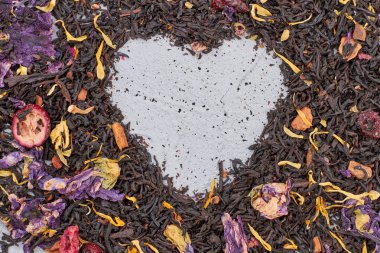 Kurutulmuş siyah çaydan yapılmış kalp.