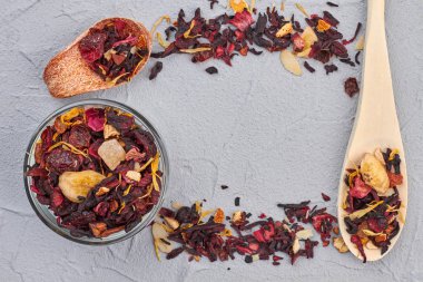 Ebegümeci bitkisel meyve çayı ile kompozisyon.