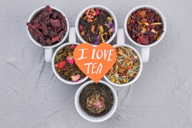 Gri arka plan üzerinde organik kuru çay ile Kompozisyon.