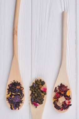 Kaşık ile farklı tip-in kuru çay yaprakları.