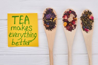 Kaşık çeşitleri kurutulmuş çay ile Kompozisyon.