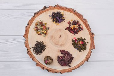 Çeşitli kuru çay ile ağaç dilimi.