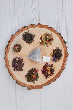 Kurutulmuş çeşitli çay yaprakları ile Ahşap dilim.