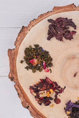 Ağaç dilimi üzerinde çeşitli çay yaprakları.