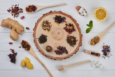 ahşap arka plan üzerinde çay kompozisyon.