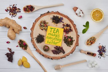 Ahşap arka plan üzerinde çeşitli kurutulmuş çay.