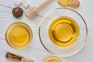 Çay, bal ve diğer çay aksesuarları fincan.