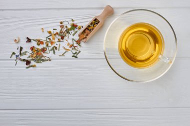 Ahşap arka plan üzerinde bir fincan çay ile Kompozisyon.