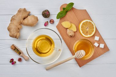 Ahşap arka plan üzerinde çay kompozisyonu, düz yatıyordu.