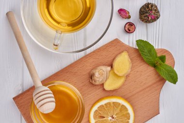 Tahta masada limonlu ve zencefilli çay..