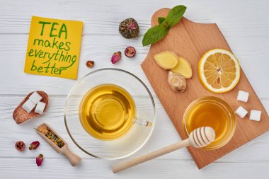 Sıcak çay ve sağlıklı doğal maddeler Fincan.