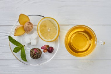 Limon ve taze zencefil ile zencefil çayı Fincan.