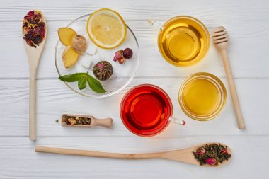 Çay, bal, limon ve zencefil bardak ile Kompozisyon.