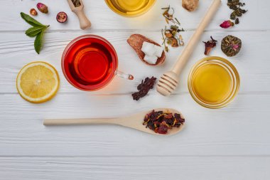 Bal ve çay ile düz lay kompozisyon.