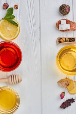 Ahşap arka planda çay ayarı, üst görünüm.