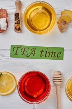 Çay kompozisyon, düz ahşap arka plan üzerinde yatıyordu.