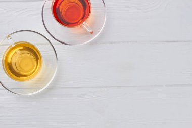 Beyaz ahşap arka plan üzerinde bardak çay.