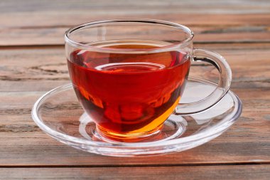Ahşap arka planda bir bardak çay..
