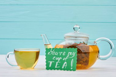 Çay renkli ahşap arka plan üzerinde ayarlayın.