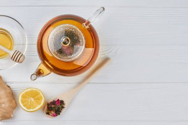 Çaydanlık, bal, kaşık ve fotokopi alanı.