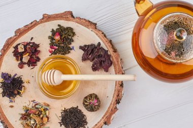 Çaydanlık ve bal ile kompozisyon.