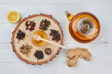 Çaydanlık, bal, limon ve zencefil kökü.