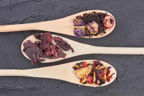 Tahta kaşıklarda kuru çay çeşitleri.