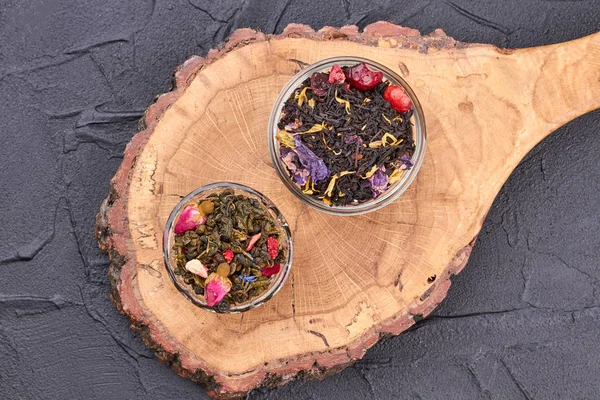 Dried tea on natural tree slice. — Stock Photo, Image