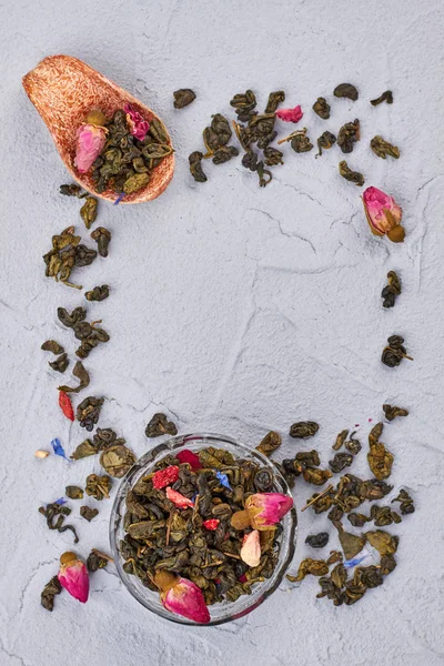 Çay ve çay güllerinden yapılmış çerçeve. — Stok fotoğraf
