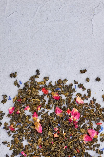 Haufen trockener grüner Tee mit Blüten. — Stockfoto