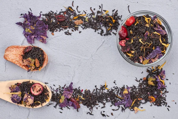 Komposition mit aromatischem Tee auf grauem Hintergrund. — Stockfoto