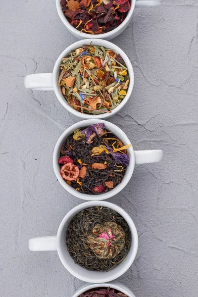 Seramik bardaklarda farklı kuru çay çeşitleri.