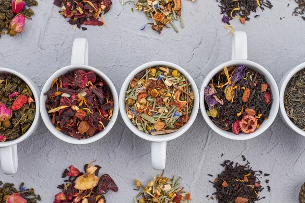 Kuru çay çeşitleri ile beyaz bardak seti.