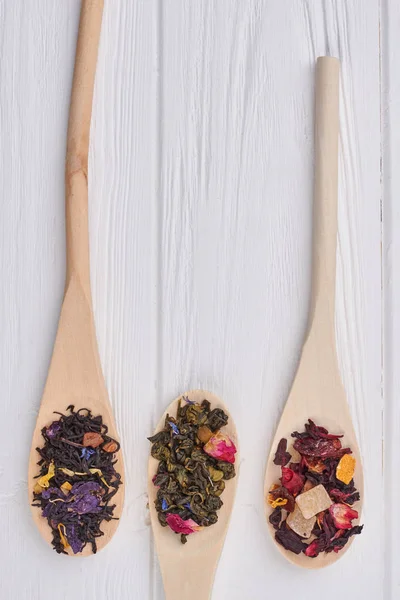Kaşık ile farklı tip-in kuru çay yaprakları.