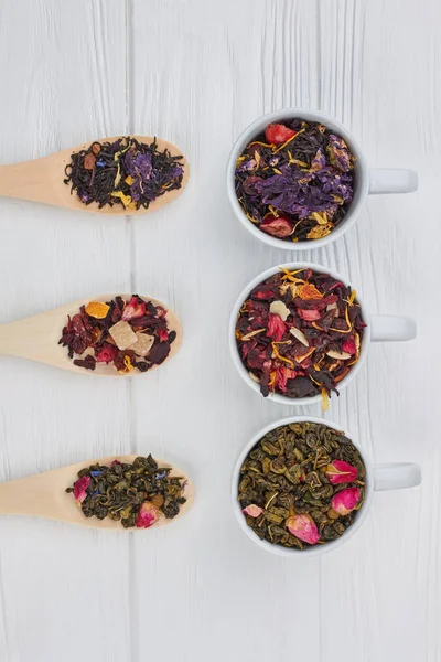 Beyaz zemin üzerinde farklı türde kuru çay.
