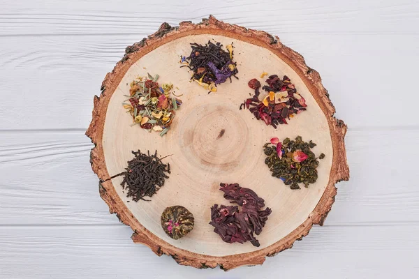 Çeşitli kuru çay ile ağaç dilimi.