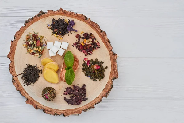Holzscheibe mit verschiedenen Teeblättern. — Stockfoto
