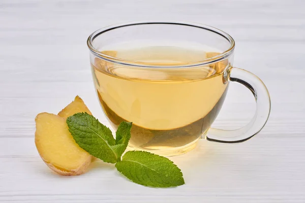 Tasse de thé au gingembre et menthe . — Photo
