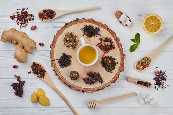 Kuru çay farklı türleri ile Düz lay kompozisyon.