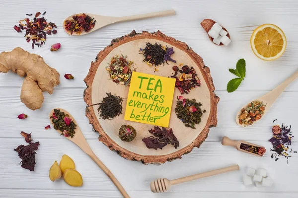 Ahşap arka plan üzerinde çeşitli kurutulmuş çay.