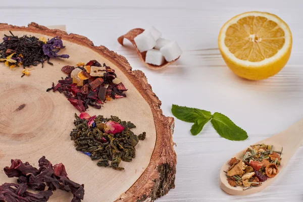 Kuru çay, odun dilimi ve limon ile çay ayarı.