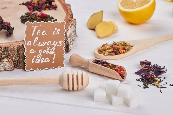 Ahşap arka plan üzerinde aromatik çay için Malzemeler.