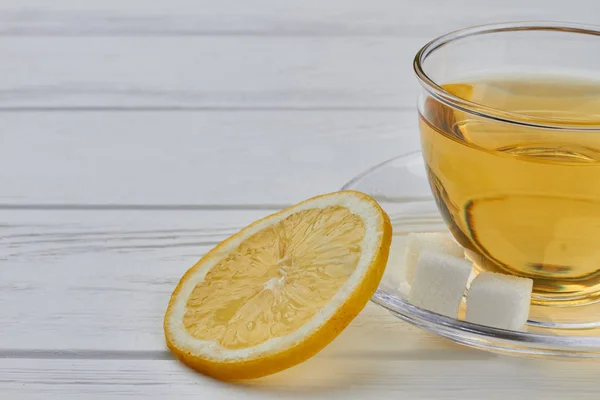 Tasse de thé et tranche de citron . — Photo