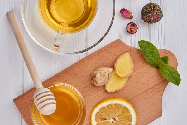 Tahta masada limonlu ve zencefilli çay..