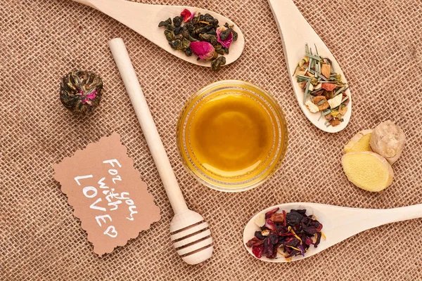 Burlap üzerinde çay ve bal ile Kompozisyon.