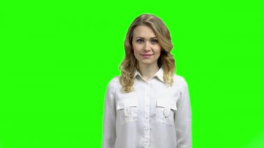 Güzel Genç Kadın Kameraya Bakıyor.