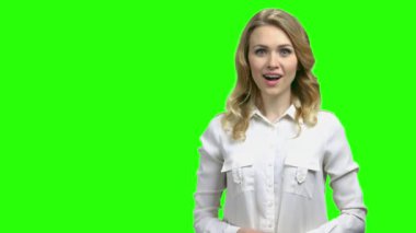 Metin için boş kopyalama alanı gösteren sürpriz kadın.