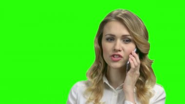 Genç kendine güvenen iş kadını cep telefonu konuşuyor.